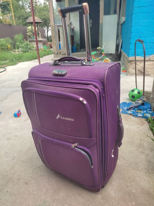 Продам величезну сумку на колесиках з вихідною ручкою