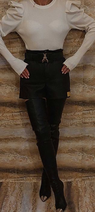 Elegancki sweterek z bardzo stylowymi drapowanymi rękawami