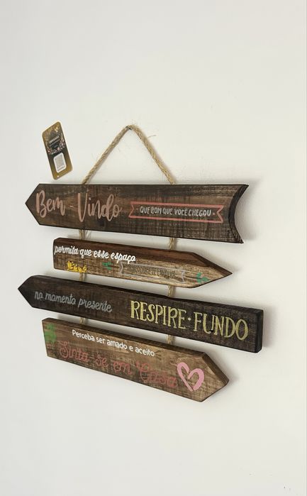Placas decorativas em madeira com frase acolhedora