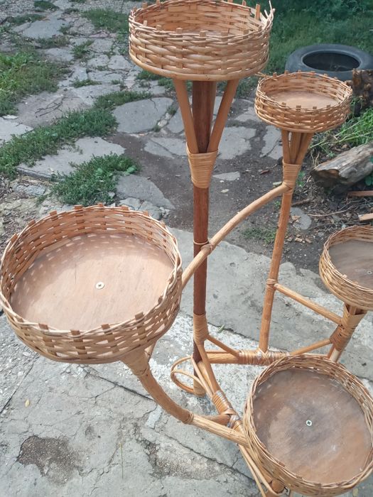 Ротанговая подставка для цветов.