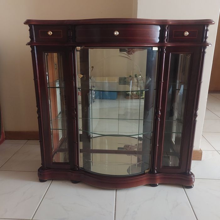 Estou a vender porque vou fazer  obras e não tenho  espaço para  elas