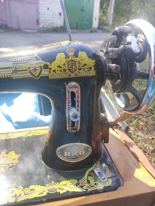 Продам швейну машинку