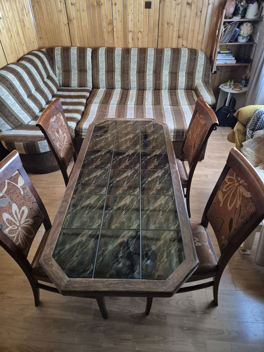 Stół jadalniany , zestaw z czterama krzesłami.