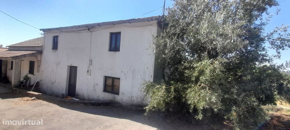 Casa geminada e ruína para restaurar, com terreno perto de Cardigos