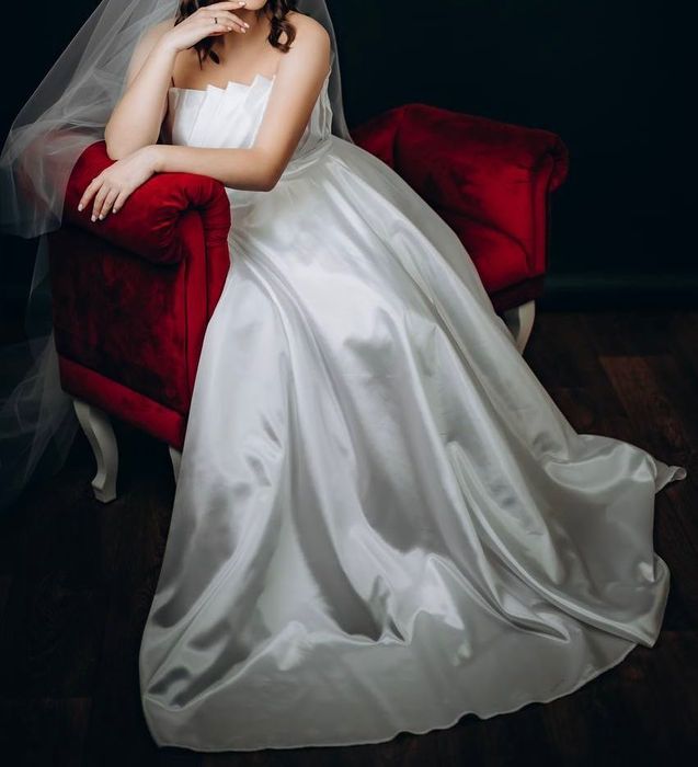 Весільна сукня .