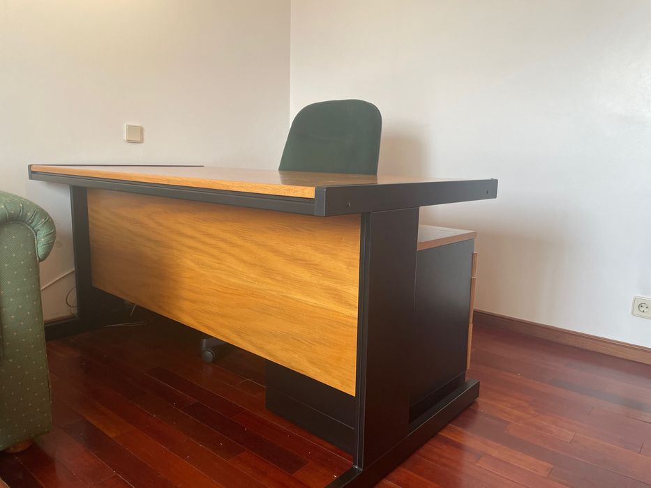 Secretária e cadeira de escritório