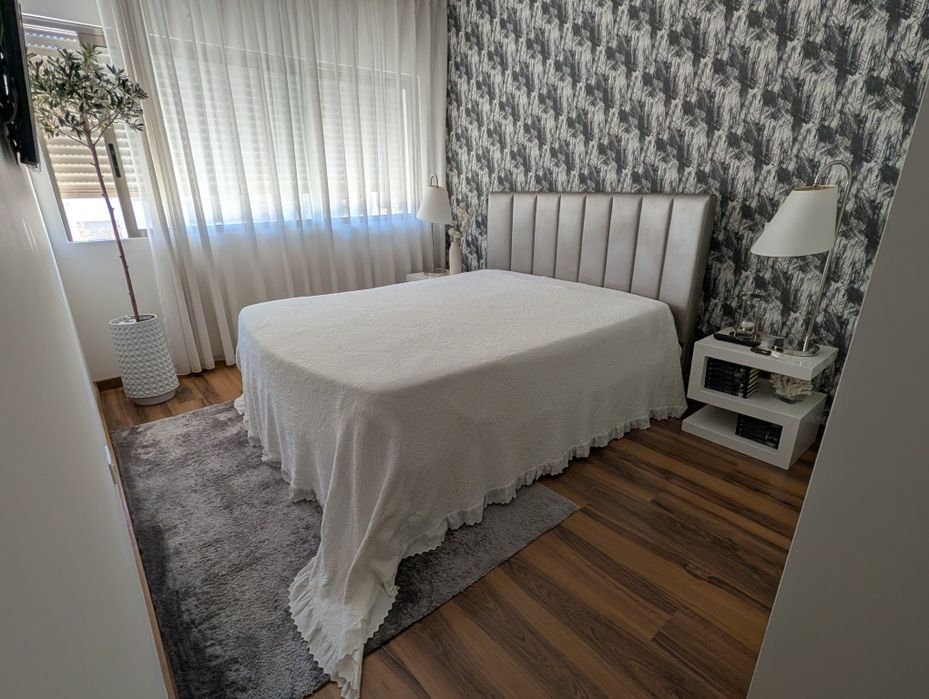 Mobília Quarto Cama de casal e mesinhas