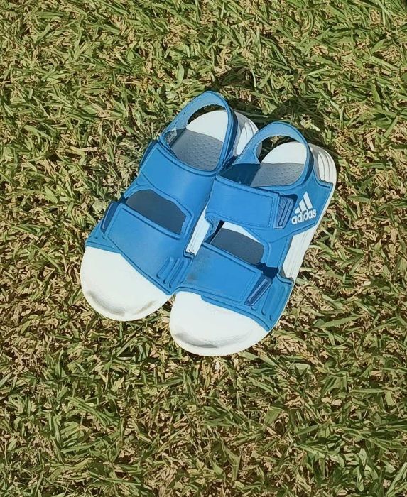 sandálias azuis menino da adidas