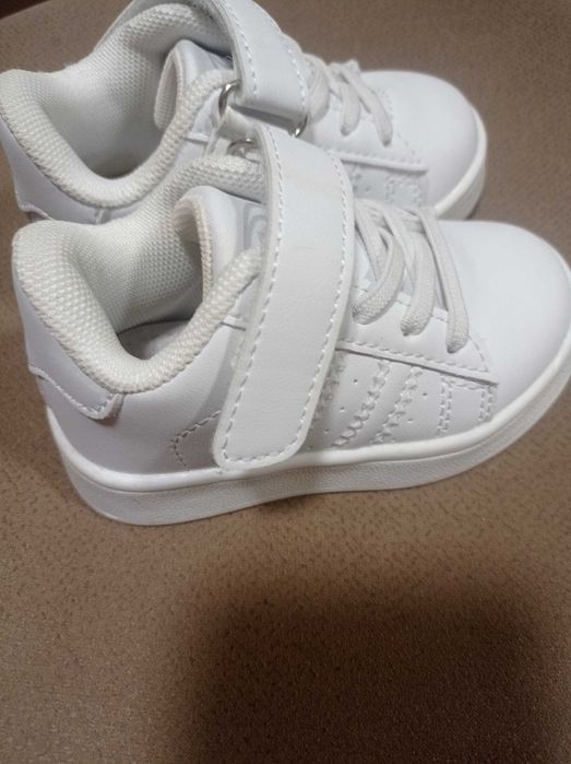 Кросівки біленькі!