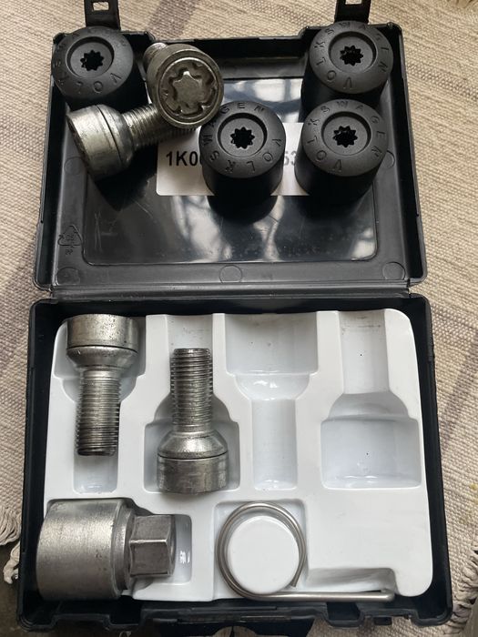 Комплект болтов-секреток с ключом VAG оригинал