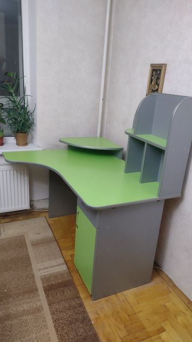 Комп'ютерний стіл