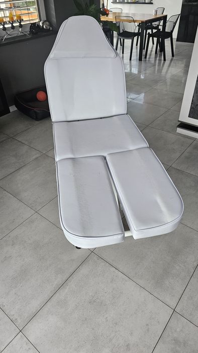 Fotel kosmetyczny regulowany.