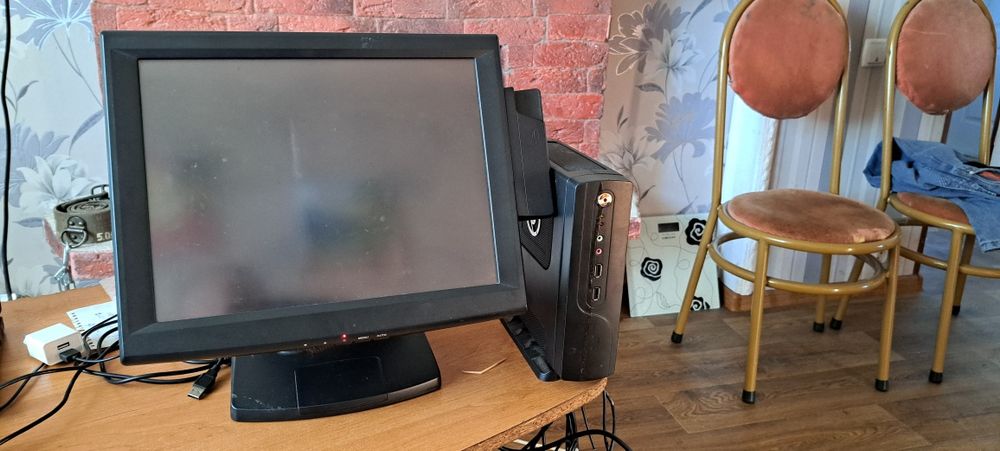 Сенсорний монітор з ПК