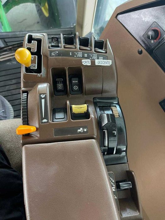 John Deere 8220-2002 року