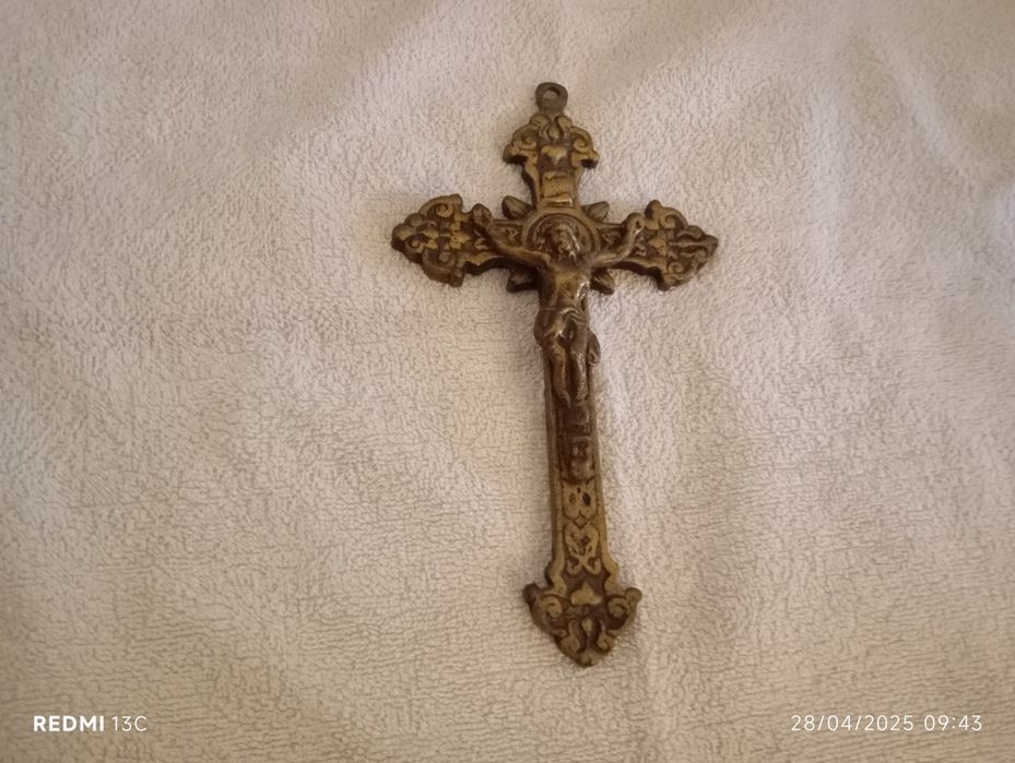 Crucifixo de metal muito antigo