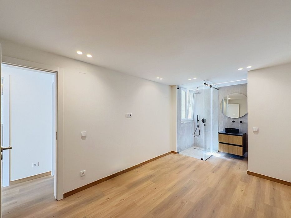 Apartamento t2 com logradouro totalmente renovado no feijo/almada
