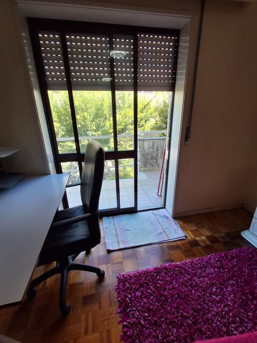 Tem sala de jantar, televisão, cozinha e casa de banho partilhada com água quente. Todas as despesas estão incluídas na renda.