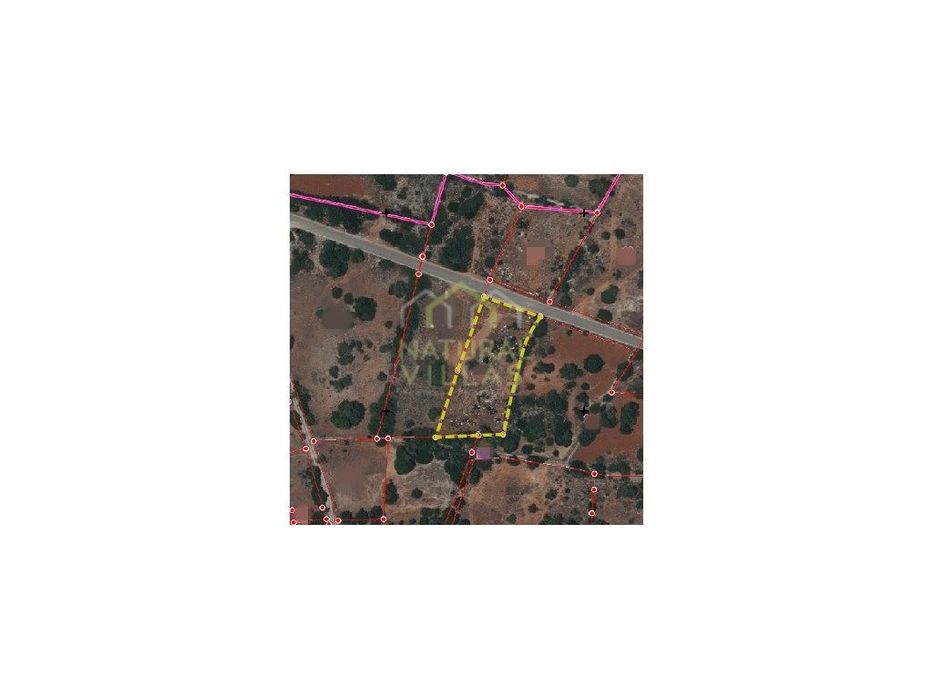 Terreno plano junto a estrada alcatroada em Quelfes, Olhão