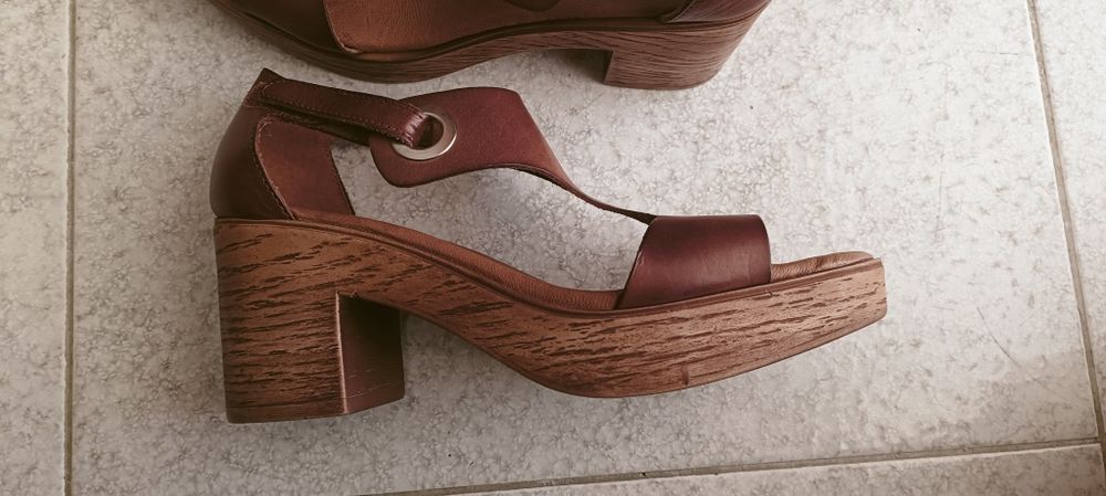 Sandálias castanhas