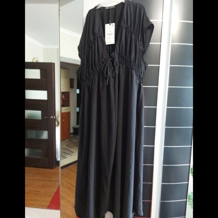 Zara Плаття нове Л