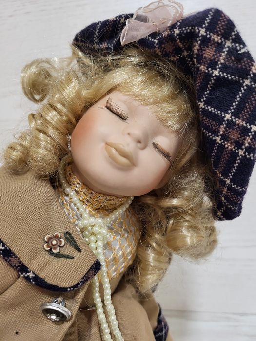 Фарфорова лялечка