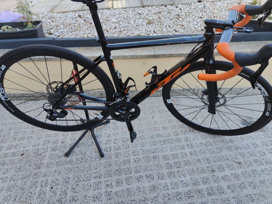 Bicicleta de estrada em carbono KTM
