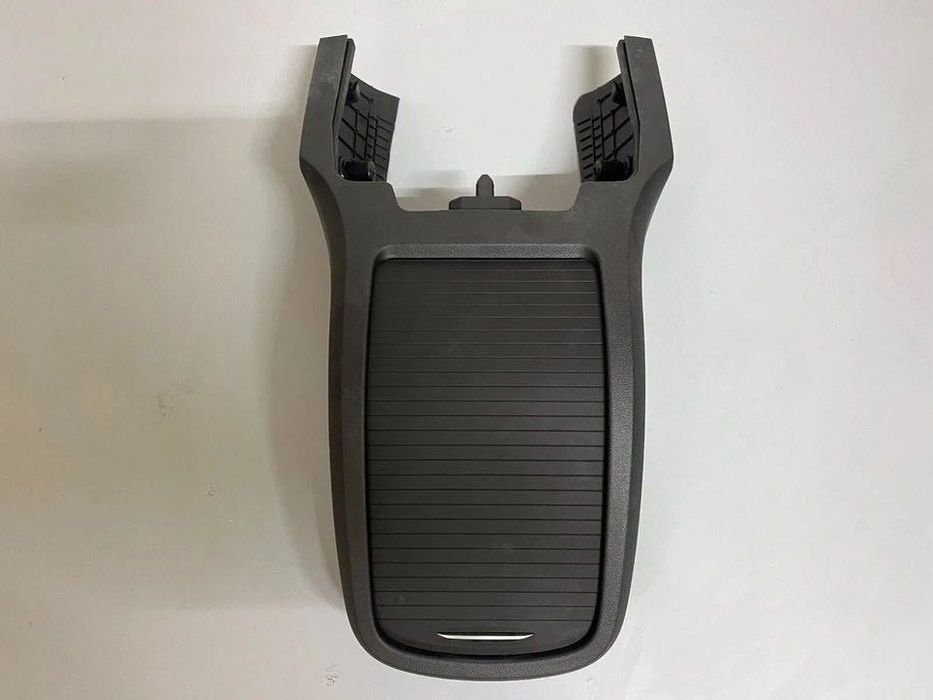 Schowek dolny Mercedes klasa V W447 tunel środkowy 12 V