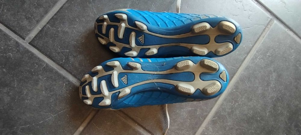 Chuteiras marca "ADIDAS"