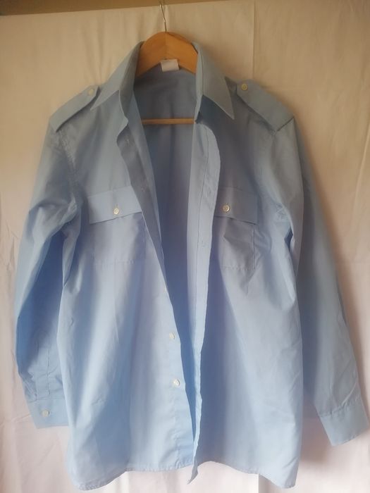 Camisas de farda azuis claras