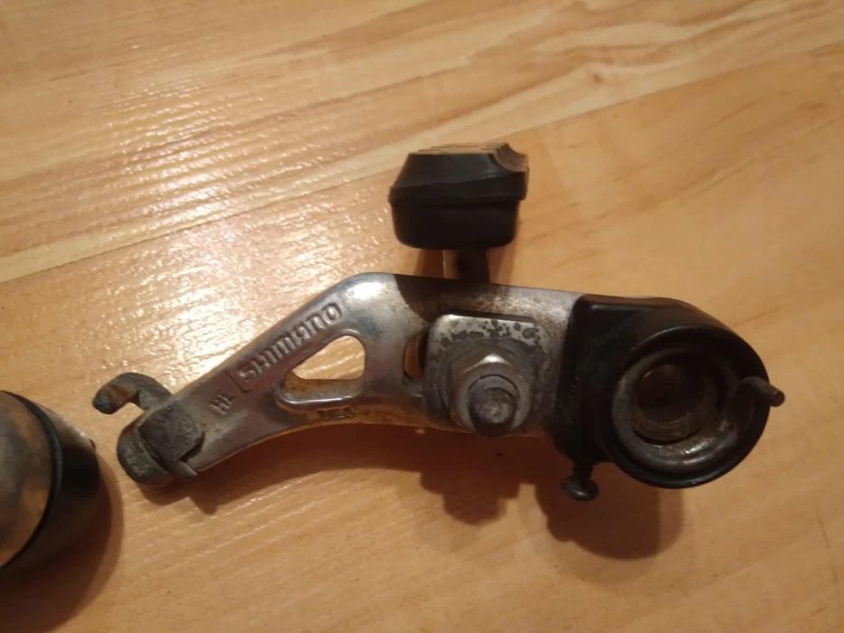 Dwie szczęki Shimano cantilever.