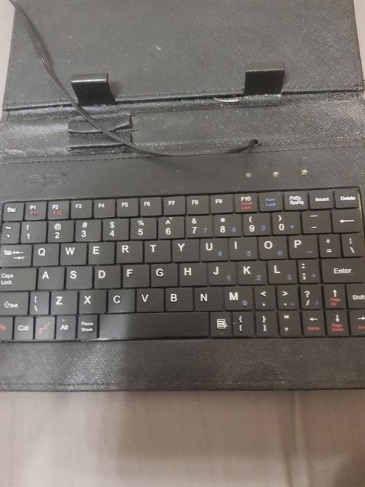 Tablet,,etui z  klawiaturą