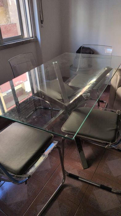 Mesa de jantar em  vidro com 4 cadeiras em acrilico