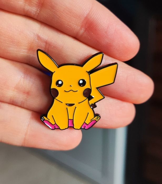 Pokemon Pikachu - metalowy pin przypinka broszka.