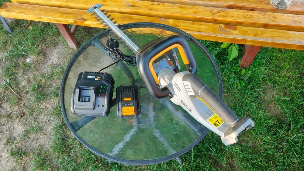 Zestaw Ogrodowy Titan 18V Podkaszarka Brushless + Nożyce Aku + Ładowarka