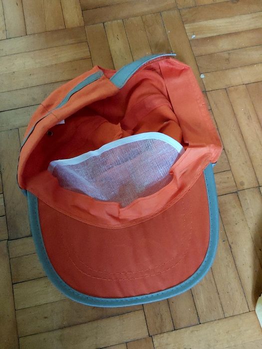 Pomarańczowa czapka z napisem plus radio