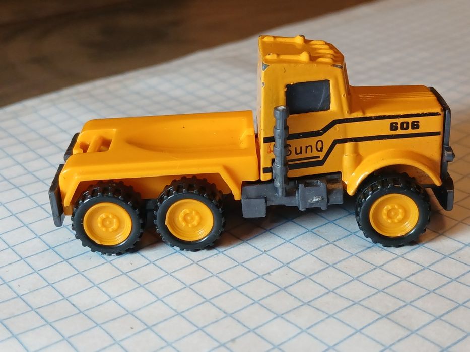 Металлический грузовик-самосвал