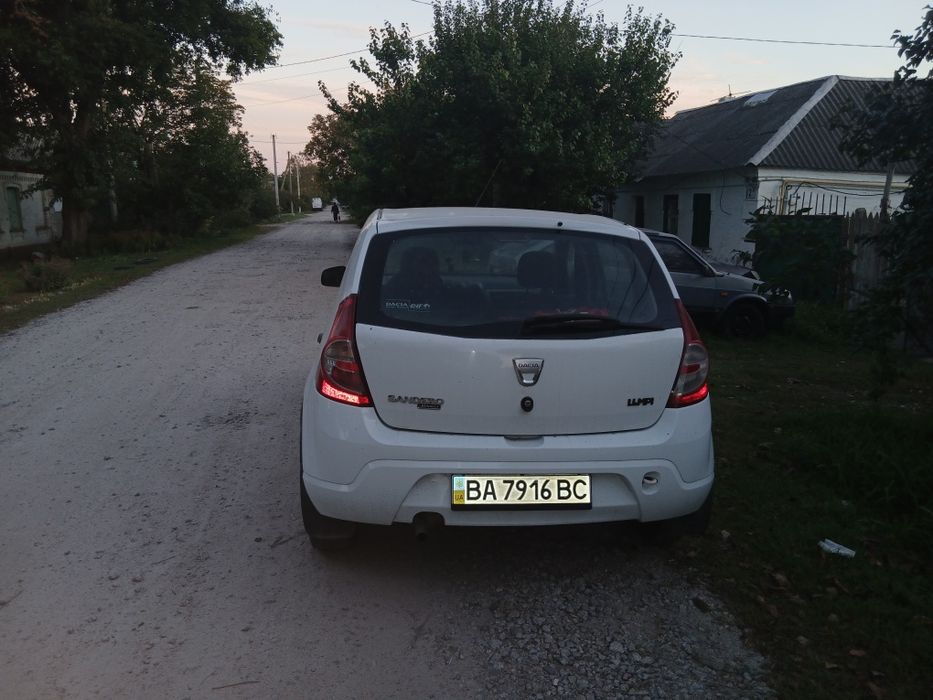 Машина  Dacia Sandero