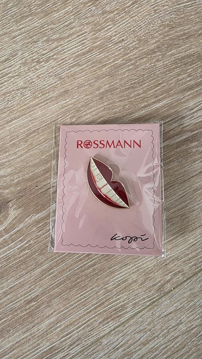 Pin usta, uśmiech, broszka Rossmann x kopi