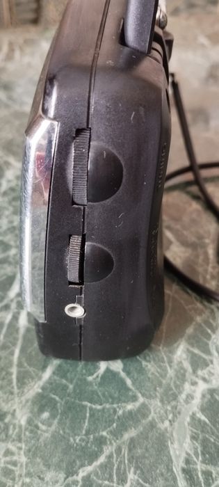 Радиоприемник с телескопической антенной.