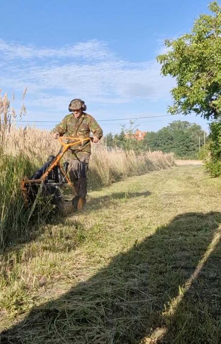 Koszenie traw , farm fotovoltaicznych
