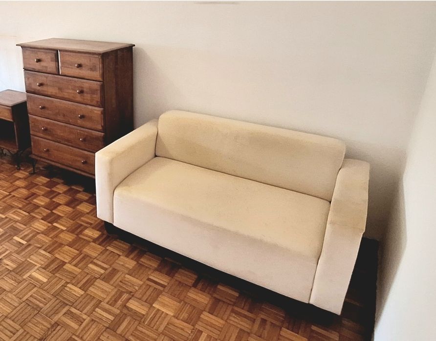 Sofa em tecido branco usado