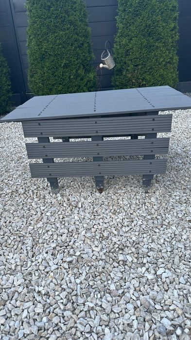 Garaż robota koszącego
