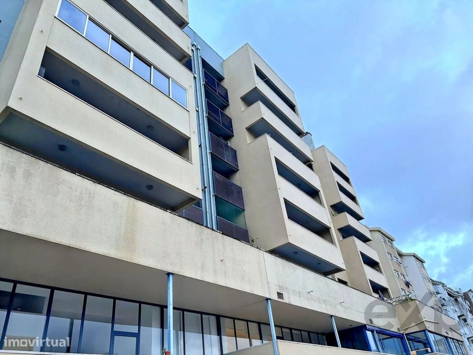 Apartamento T2  remodelado, varandas com vista desafogada, arqueamento