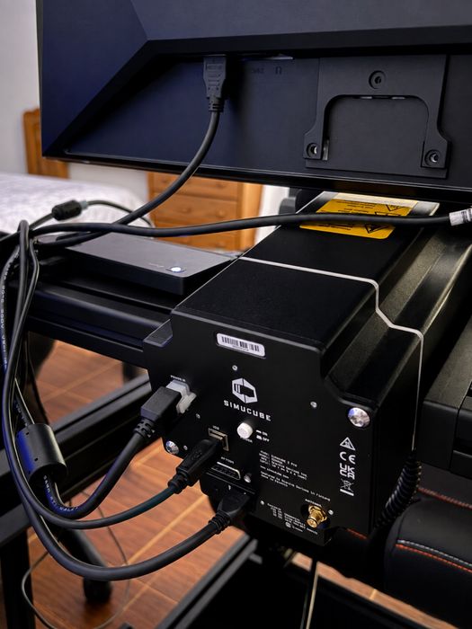 Simucube 2 Pro com volante e QR