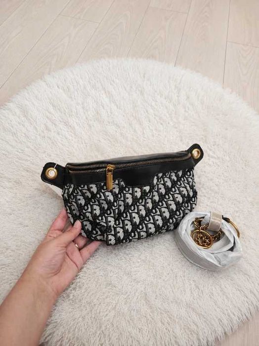 Torebka nerka saszetka na złotym łańcuszku crossbody czarno‑beżowa modny wzór
