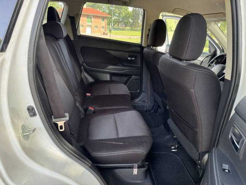 2016 Mitsubishi Outlander ES