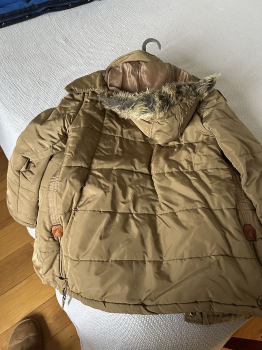 Casaco castanho da Massimo Dutti com pelo e carapuço