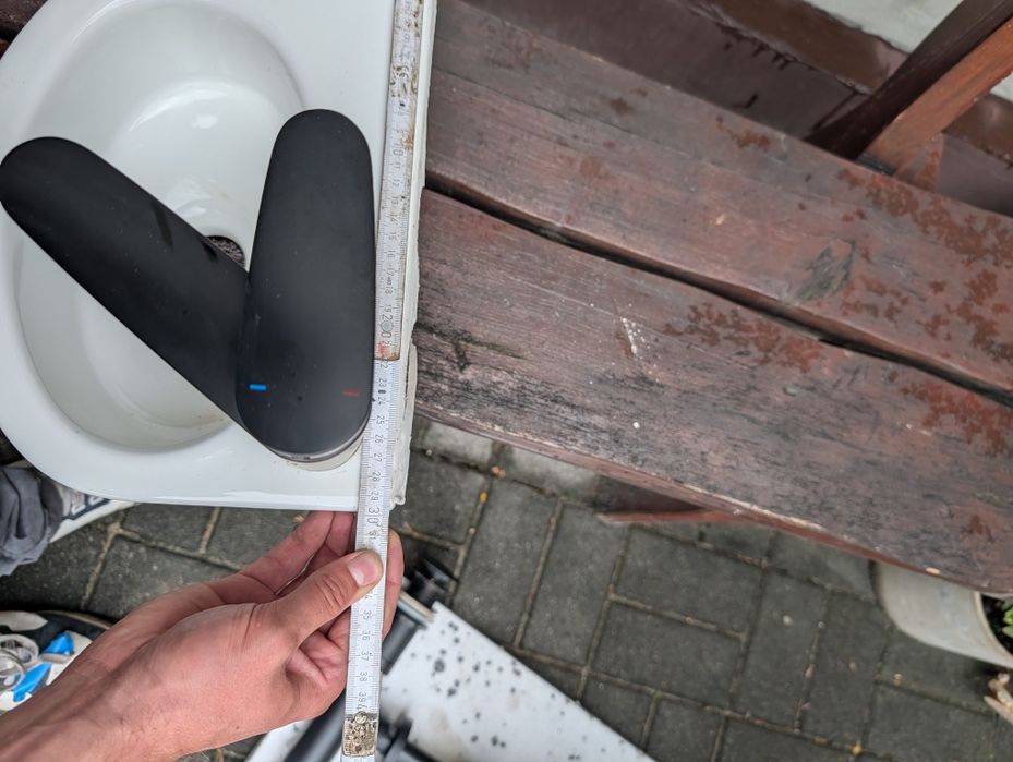 Umywalka z czarną baterią i syfonem