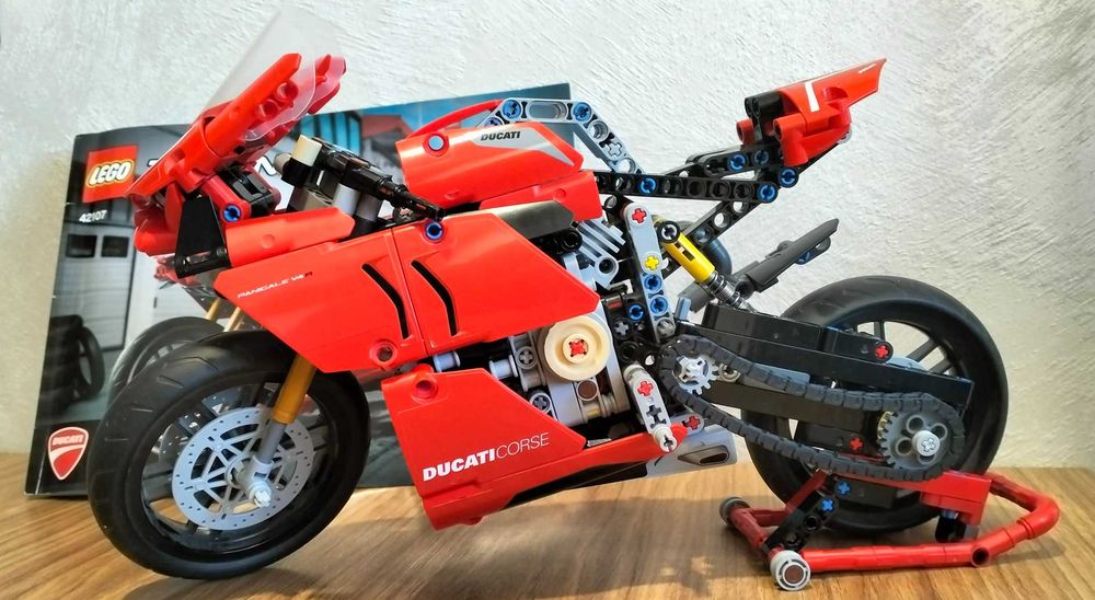 LEGO Technic 42107 Ducati Panigale V4 R