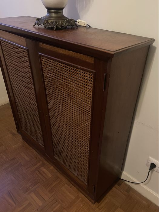 Sapateira antiga, móvel em madeira e palhinha